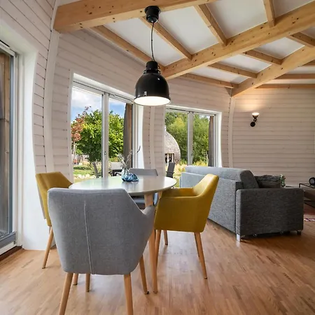 Kugelhaus Phoebe Charmantes Kugelhaus Aus Holz Am Waldrand Des Tollensesees Feriehus