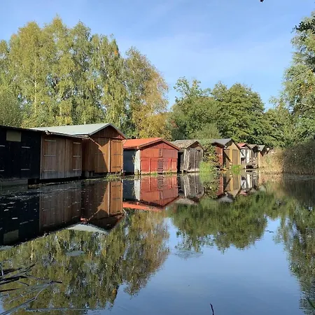 Kugelhaus Phoebe Charmantes Kugelhaus Aus Holz Am Waldrand Des Tollensesees Feriehus
